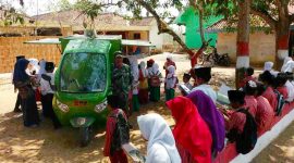 Salah satu Prajurit Satgas TMMD saat memimpin sosialisasi Pendidikan Budaya Membaca kepada anak anak sekolah