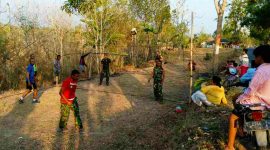 Pasukan Satgas TMMD ke 103 saat bermain Volly bersama Warga di Desa Durin Timur