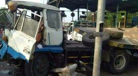 Akibat Kecelakaan beruntun, terlihat Mobil Truck ringsek di Tol Suramadu Sisi Madura