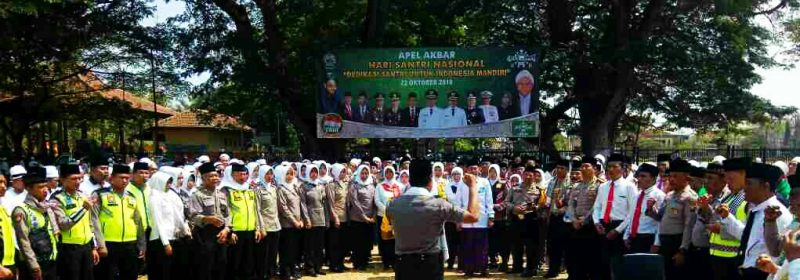 Seluruh jajaran kepolisian Bangkalan bersama para santri setelah usai Apel Hari santri Nasional di Alun Alun Bangkalan
