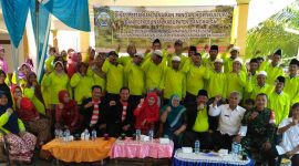 Masyarakat Desa Durin Timur saat foto bersama dengan perwakilan Dinas Pertanian di Balai Desa Durin Timur