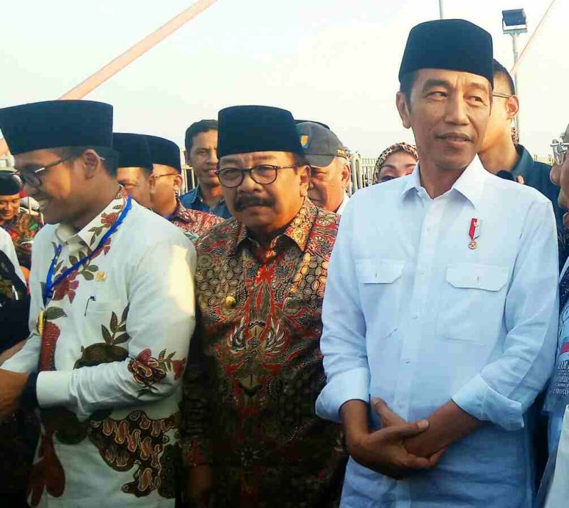 Presiden Jokowi bersama Gubernur Jawa Timur Pakde Karwo dan Bupati Bangkalan R. Abdul Latif.