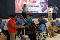 Salah satu perwakilan ibu-ibu di Sumenep saat memberikan uang sumbangan sebagai bentuk dukungan kepada Sandiago Uno.