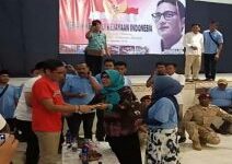 Salah satu perwakilan ibu-ibu di Sumenep saat memberikan uang sumbangan sebagai bentuk dukungan kepada Sandiago Uno.