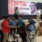 Salah satu perwakilan ibu-ibu di Sumenep saat memberikan uang sumbangan sebagai bentuk dukungan kepada Sandiago Uno.