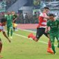 Pemain lini belakang Madura United Fabiano Baltrame mencoba menghalangi laju pemain Persebaya Surabaya.