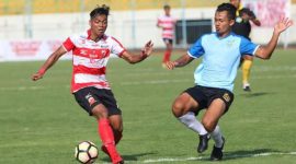Bek Madura United Alfath Fathier (kiri) mencoba mengecoh pemain Persela Lamongan.