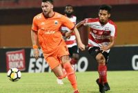 Pemain Madura United mencoba menghadang permainan dari pemain Persija Jakarta.