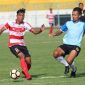 Bek Madura United Alfath Fathier (kiri) mencoba mengecoh pemain Persela Lamongan.