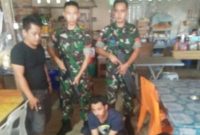 Pelaku saat diamankan Satgas Pamtas Yonif 511/DY.