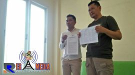 Mukhlis (kiri), Ketua Tim Pemenangan Paslon Mantap, saat menunjukkan 70 dugaan pelanggaran PSU yang bakal dilayangkan ke Bawaslu Sampang.