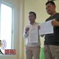 Mukhlis (kiri), Ketua Tim Pemenangan Paslon Mantap, saat menunjukkan 70 dugaan pelanggaran PSU yang bakal dilayangkan ke Bawaslu Sampang.