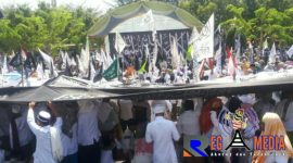 Tampak ratusan bendera kalimat tauhid dikibarkan oleh para santri saat menggelar aksi damai bela tauhid.