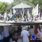 Tampak ratusan bendera kalimat tauhid dikibarkan oleh para santri saat menggelar aksi damai bela tauhid.