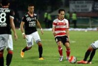 Pemain Madura United (Slamet Nurcahyo) mencoba mengecoh pemain Bali United.