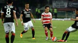 Pemain Madura United (Slamet Nurcahyo) mencoba mengecoh pemain Bali United.