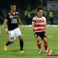 Pemain Madura United (Slamet Nurcahyo) mencoba mengecoh pemain Bali United.