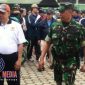 Walikota Cimahi Ajay M Priatna bersama Komandan Pusdikhub AD Chb Dede Mulyana, saat hendak memulai aksi gotong royong bersih-bersih lingkungan.