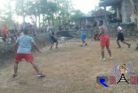 Satgas TMMD tengah asyik bermain sepak bola takraw, usai melaksanakan kegiataan TMMDnya bersama warga Desa Durin Timur.