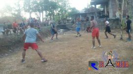 Satgas TMMD tengah asyik bermain sepak bola takraw, usai melaksanakan kegiataan TMMDnya bersama warga Desa Durin Timur.