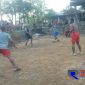 Satgas TMMD tengah asyik bermain sepak bola takraw, usai melaksanakan kegiataan TMMDnya bersama warga Desa Durin Timur.