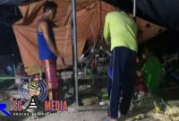 Warga Dusun Pelalangan, Desa Gunung Maddah, Sampang, melakukan pengeboran air bersih dimalam hari.