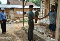 Komandan Kodim Pati 0718/Pati Letkol Arm Arief  Darmawan saat meninjau langsung rumah warga yang mendapat bantuan bedah rumah dari kegiatan TMMD.