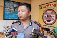 Kapolres Sampang (AKBP Budhi Wardiman) saat diwawancara awak media terkait tertangkapnya pelaku penyebar ujaran kebencian terhadap ulama' di Sampang.
