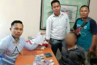 Pelaku MZ beserta barang buktinya saat diamanakan petugas kepolisian di Mapolsek Klampis, Bangkalan.