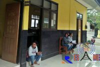 Tampak warga berada di area kantor Kecamatan Robatal, Sampang.