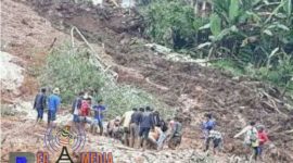 Warga saat berada dilokasi terjadinya longsor dan mencoba mengevakuasi barang-barang yang tertimbun.