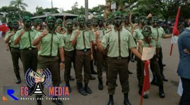 Para pelajar berpenampilan ala prajurit TNI saat acara karnaval dalam rangka memperingati Hari Pahlawan yang digelar Kodim 0609/Kab. Bandung.