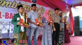 Para pemenang lomba seni rebana saat pose bersama dengan Kabag Ops Polres Bangkalan Kompol Nurhalim.