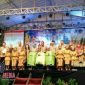 Pj Bupati Sampang H. Jonathan Judianto saat membuka pagelaran Pameran Pembangunan 2018, secara simbolis dengan memukul alat tradisional dug dug, didampingi Forkopimda Kab. Sampang.