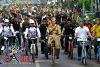 Presiden RI Joko Widodo saat bersepeda santai bersama 25  ribu peserta Gowes.