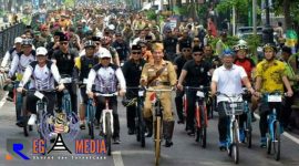 Presiden RI Joko Widodo saat bersepeda santai bersama 25  ribu peserta Gowes.