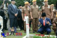 Presiden RI Joko Widodo saat berdo'a untuk pahlawan kusuma bangsa di TMP Cikutra Bandung.