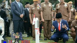 Presiden RI Joko Widodo saat berdo'a untuk pahlawan kusuma bangsa di TMP Cikutra Bandung.