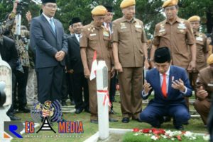 Kunjungi TMP Cikutra Bandung, Presiden RI Joko Widodo Do’akan Pahlawan Kusuma Bangsa