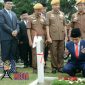 Presiden RI Joko Widodo saat berdo'a untuk pahlawan kusuma bangsa di TMP Cikutra Bandung.
