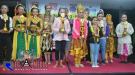 Para pemenang dalam pagelaran tari jaipong tingkat SD se-Kota Cimahi.