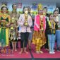 Para pemenang dalam pagelaran tari jaipong tingkat SD se-Kota Cimahi.