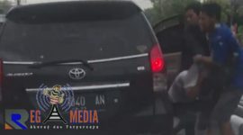 Foto hasil screen shoot viral video penangkapan terduga pencuri battery tower di Lamongan, oleh anggota Satreskrim Polres Sampang.