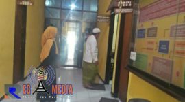 Keluarga Korban saat memasuki ruang Kasat Reskrim Polres Sampang.