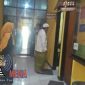 Keluarga Korban saat memasuki ruang Kasat Reskrim Polres Sampang.