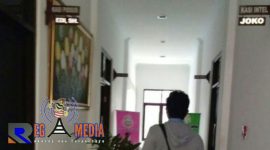 Salah satu awak media hendak menemui Kasi Pidsus di Kejaksaan Negeri Sampang.
