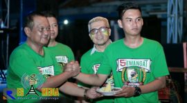 Pemberian potongan nasi tumpeng unniversary Truman yang ke 5 oleh Ketua Umum DPP Trunojoyo Mania Husaini kepada Pj Bupati Sampang Jonathan Judianto.