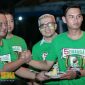Pemberian potongan nasi tumpeng unniversary Truman yang ke 5 oleh Ketua Umum DPP Trunojoyo Mania Husaini kepada Pj Bupati Sampang Jonathan Judianto.