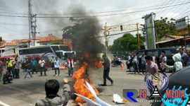Aksi massa saat melakukan pembakaran tiruan keranda didepan kantor Kejaksaan Negeri Sampang.
