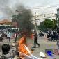 Aksi massa saat melakukan pembakaran tiruan keranda didepan kantor Kejaksaan Negeri Sampang.